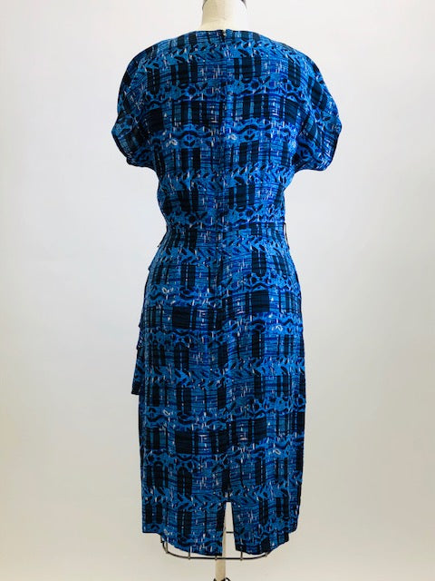 Vintage 90s rayon dress in a blue multi-tone print, with short kimono sleeves, 3-tiered skirt, centre back zipper and belt loops. This dress falls at knee-midi length. 