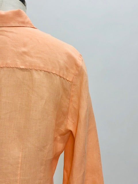 Beautiful peach linen 3/4 length sleeve button-down top with shell buttons. Relaxed fit with detailed stitching along front darts and back yoke. Versatile for in-between seasons, and pairs nicely with vintage Levi's or cropped chinos. 