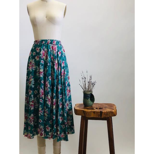 Gorgeous green-tale midi length skirt with feminine roses and elasticated waist. The label states cotton, but it's very drapey, and almost reminds me of a soft lightweight rayon in touch and drape. Has a very light lining. Perfect for twirling. 