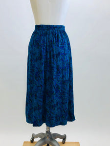 Lovely vintage 80s rayon midi pleated skirt with swirls of turquoise, green, blue and pink accents. This skirt features elasticated back waistband, and inseam side pockets. Made in Canada. 