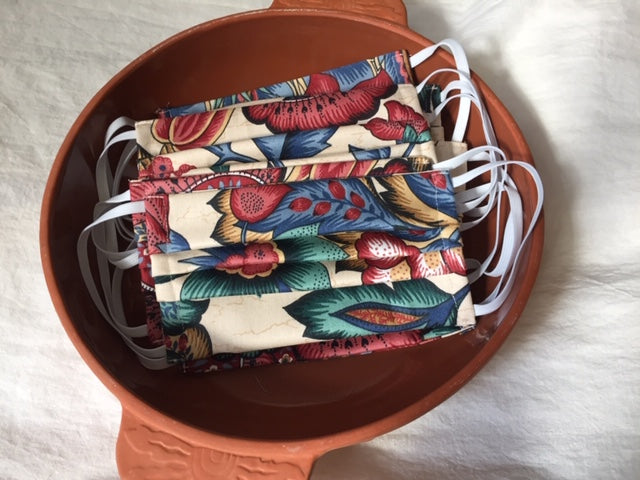 This is a double-layer face mask made of unused deadstock / remnant fabric in a beautiful vintage wild flower boho print. A pleated style that is washable and reusable. Made in Canada. 